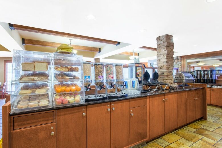 Hotel Canmore Inn & Suites