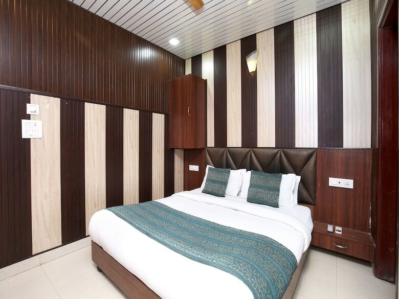 Oyo 14515 Hotel Paras Regency