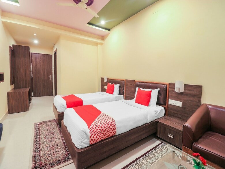 Oyo 7583 Hotel Suraj Palace 1