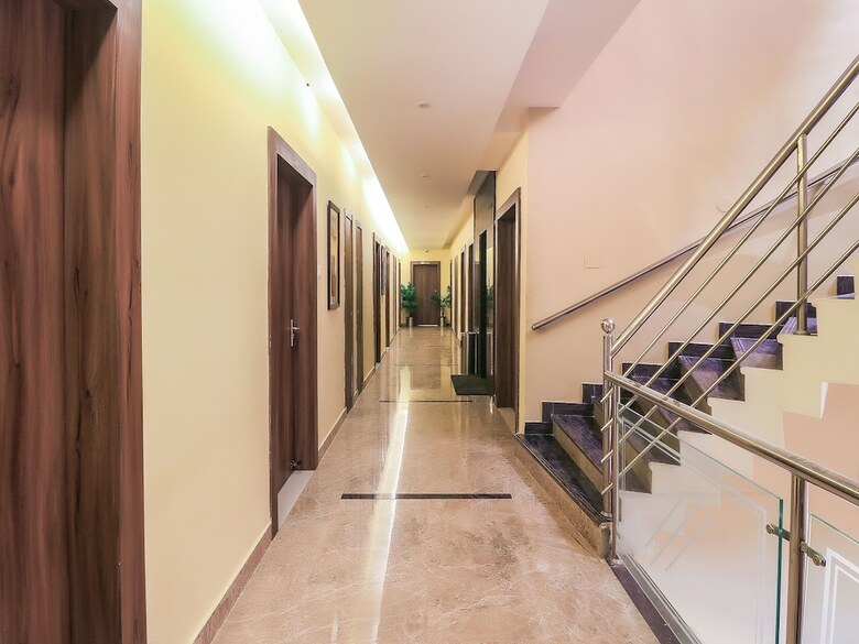 Oyo 7583 Hotel Suraj Palace 1