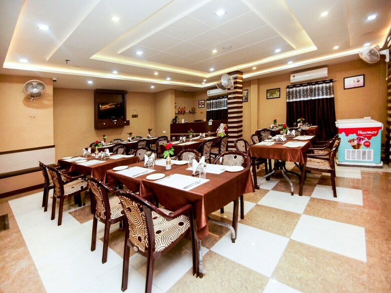 Oyo 12363 Hotel Ratan International