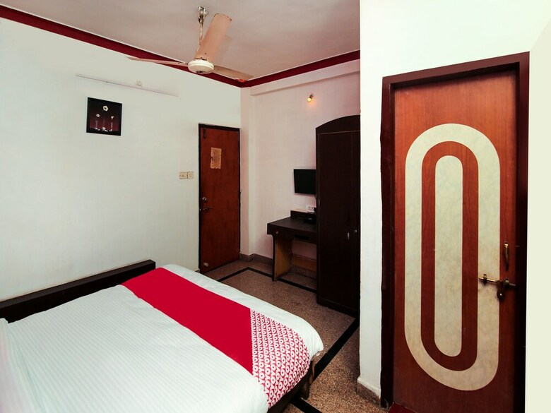 Oyo 12363 Hotel Ratan International