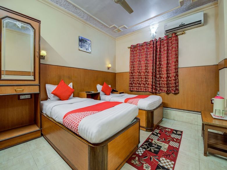 Oyo 7852 Hotel Embassy