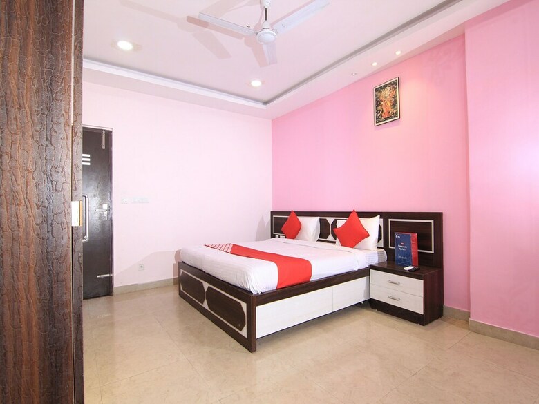 Apartamentos Oyo 14615 Aastha Krishna Dham