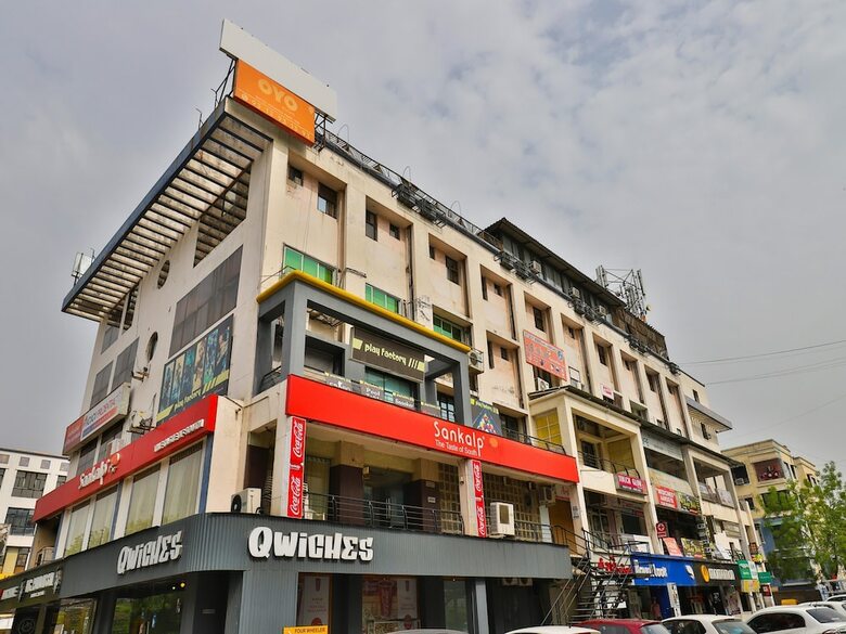 Oyo 15862 Infocity Hotel Llp