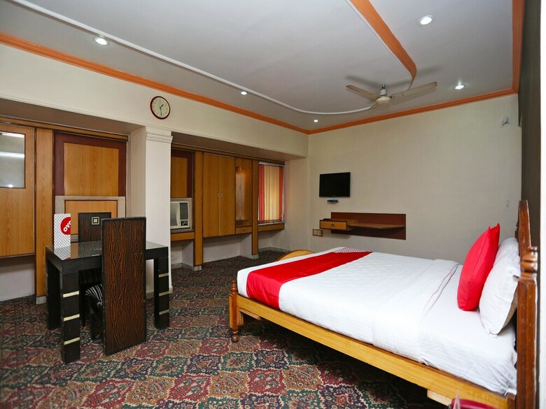 Oyo 15468 Hotel Sharda