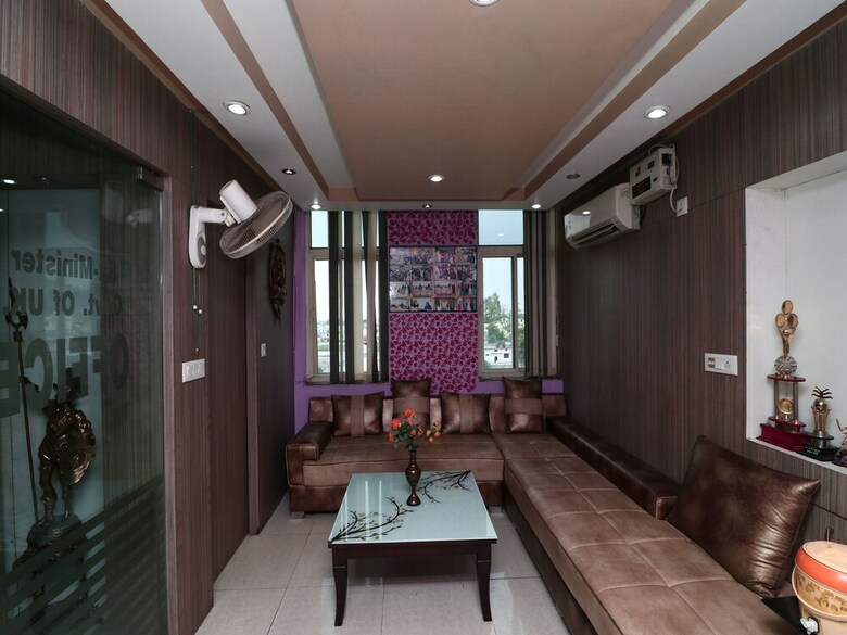 Apartamento Oyo 15794 Jatin Hotel