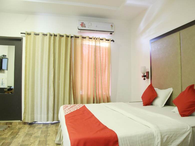 Oyo 14353 Hotel Roxas