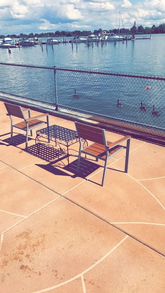 Motel Airport Waterfront Inn