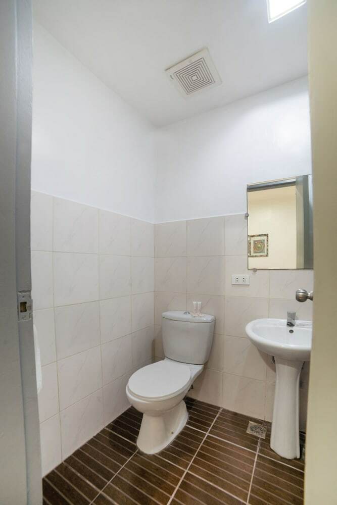 Oyo 200 Ponce Suites Art Hotel