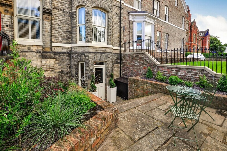 Apartment 8 Bluebridge Court