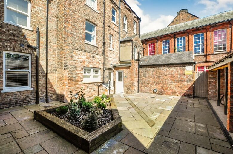 Apartment 8 Bluebridge Court