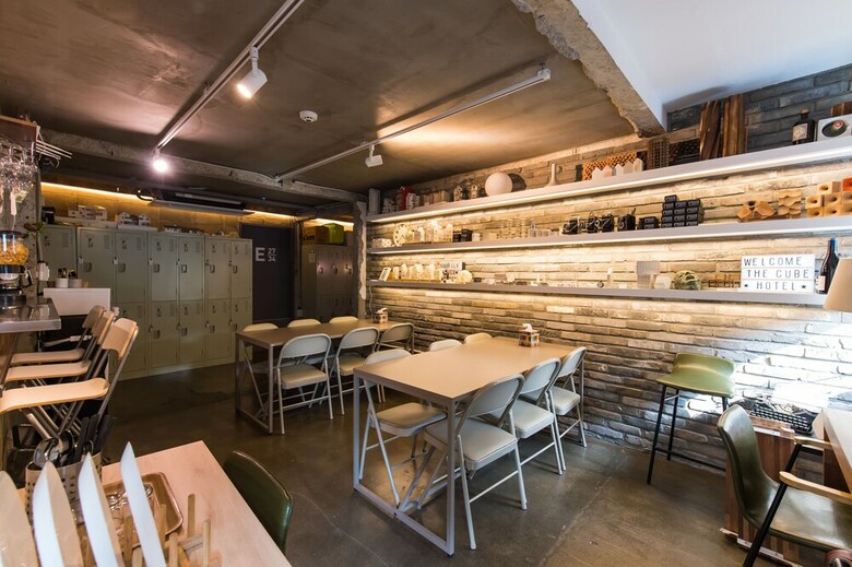 Hostal The Cube Hotel - Hostel