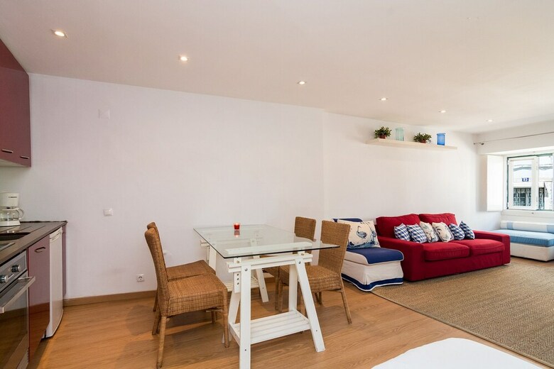 Enjoy Charming Downtown Apartment