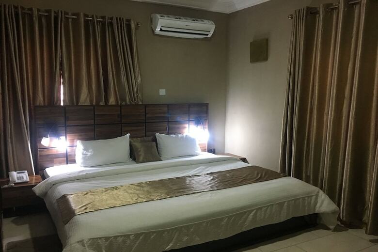 Momak 6 Hotel & Suites