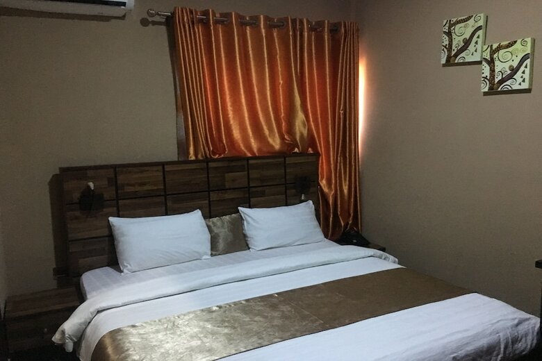 Momak 6 Hotel & Suites