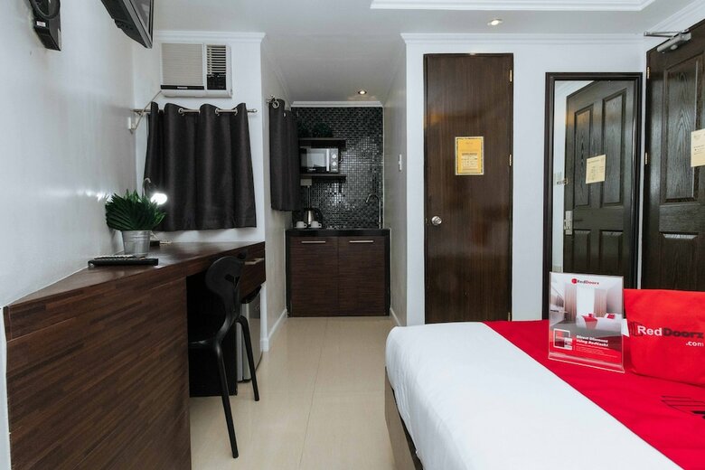 Hotel Reddoorz Plus @ Poblacion Makati