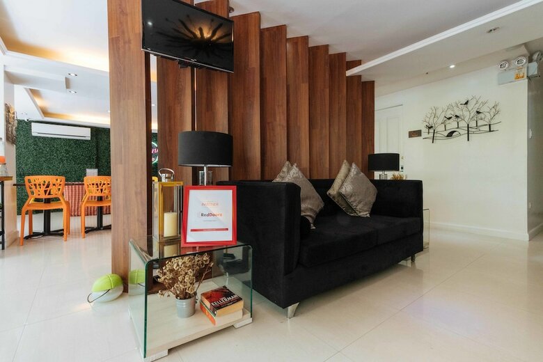 Hotel Reddoorz Plus @ Poblacion Makati