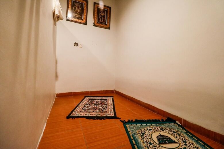 Hotel Reddoorz Plus Near Pasar Wisata