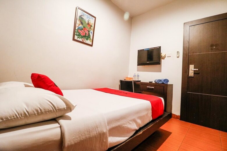 Hotel Reddoorz Plus Near Pasar Wisata