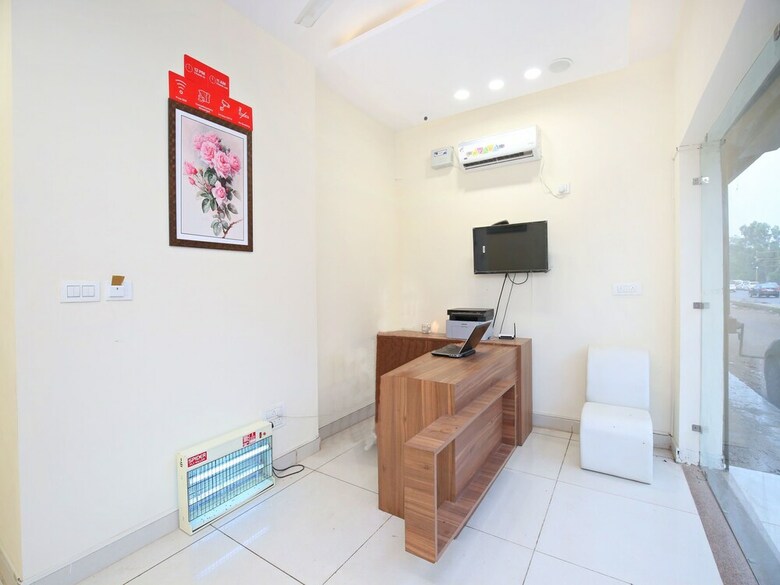 Oyo 15975 Hotel 365