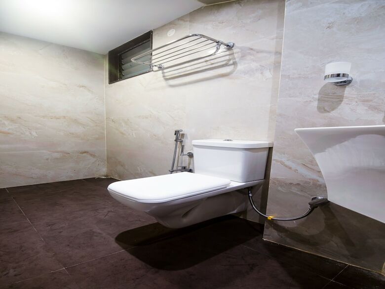 Oyo 14869 Hotel Apollo
