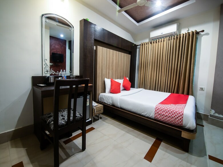 Oyo 14869 Hotel Apollo