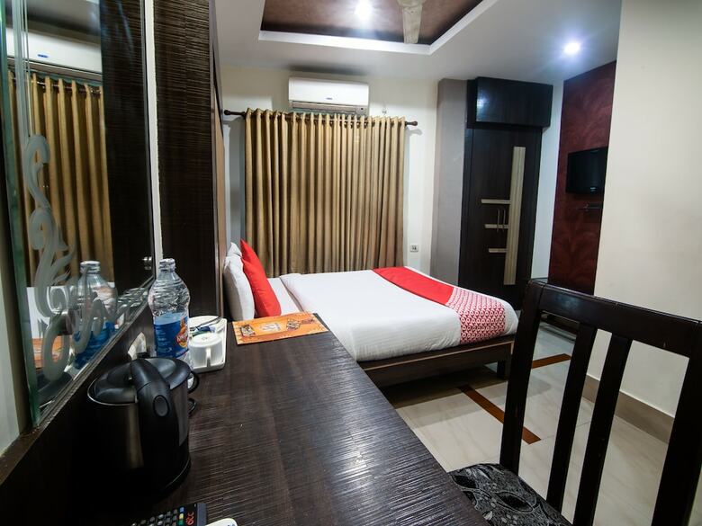 Oyo 14869 Hotel Apollo