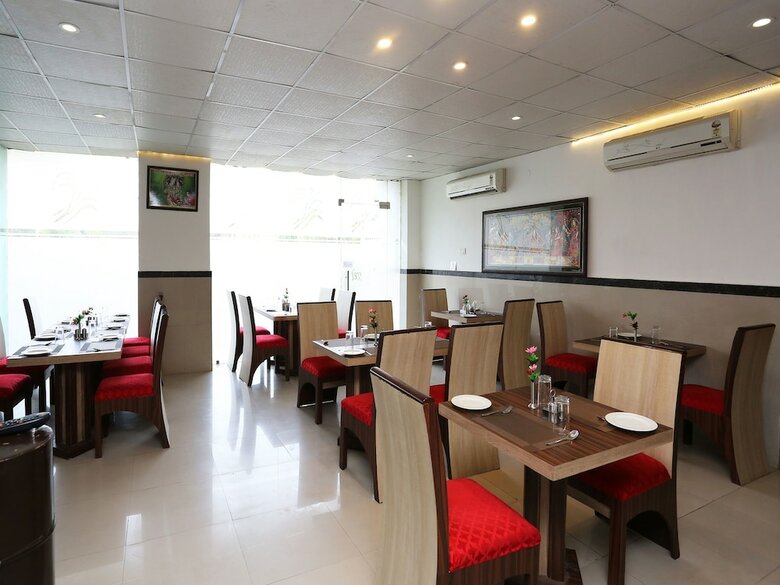 Hotel Oyo 13564 Near Prem Mandir