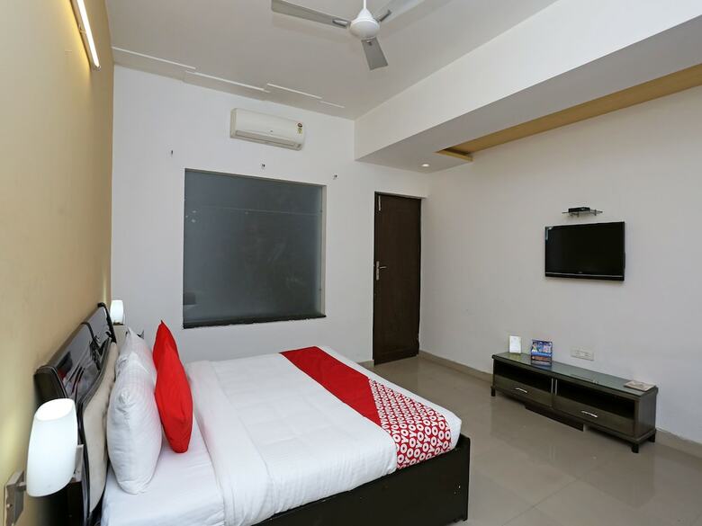 Hotel Oyo 13564 Near Prem Mandir