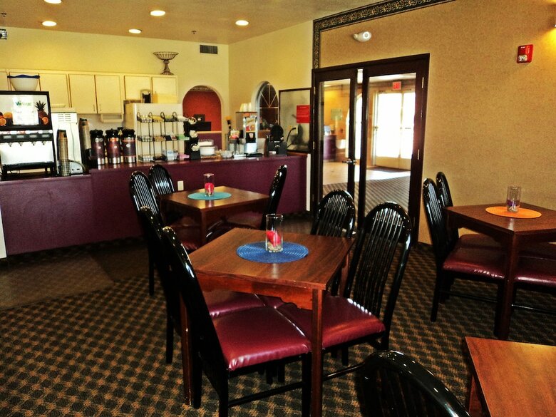 Hotel Us Travelers Inn & Suites