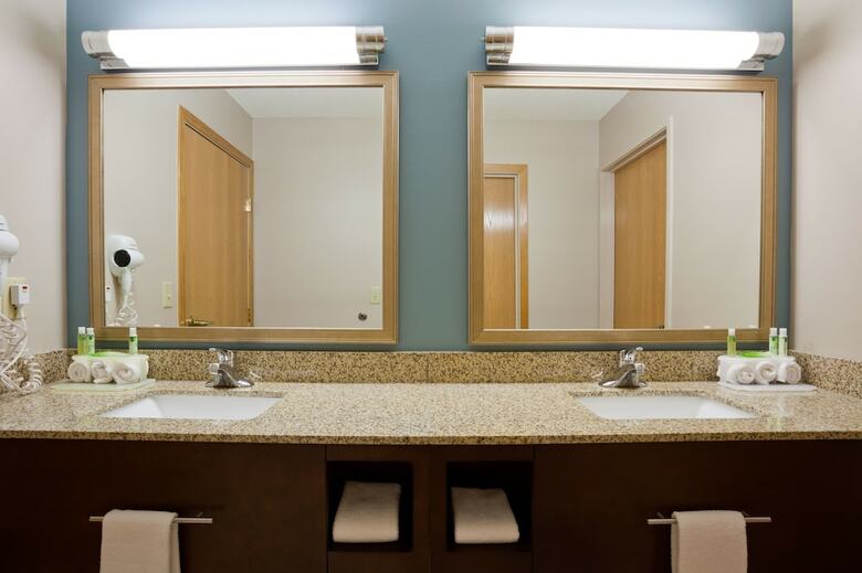 Holiday Inn Express Hotel & Suites St. Cloud