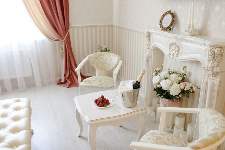 Hotel Royal Suite Near Lake