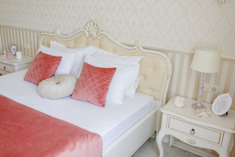 Hotel Royal Suite Near Lake