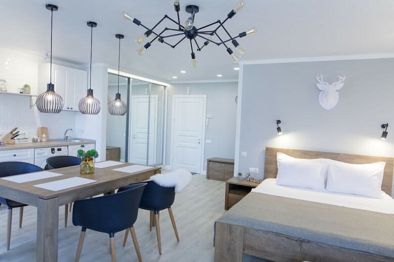 Hotel Royal Suite Near Lake