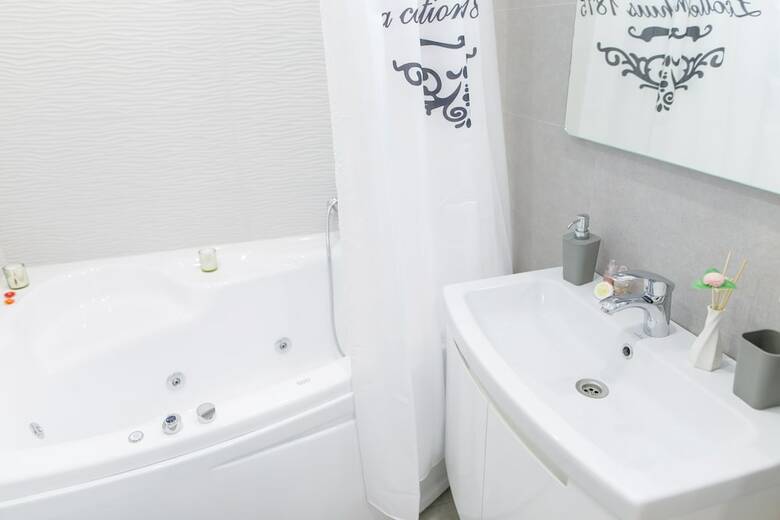 Hotel Royal Suite Near Lake