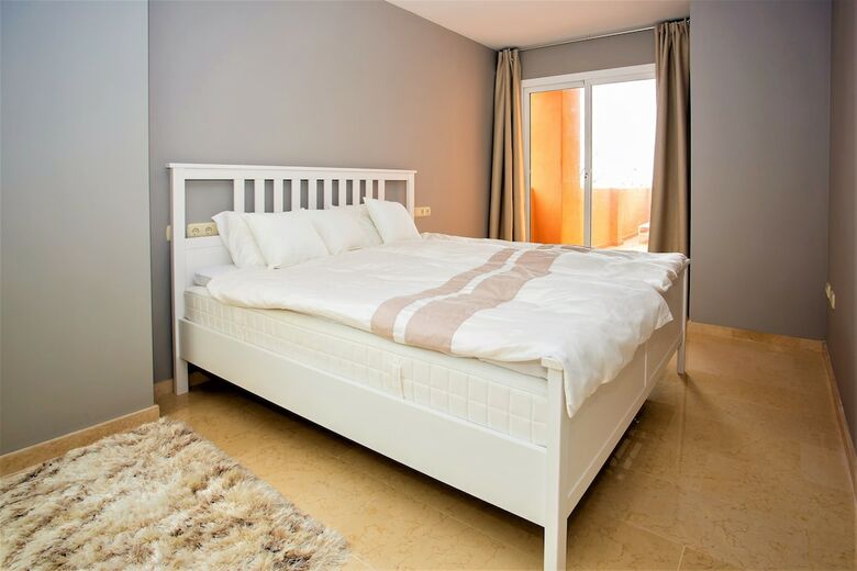 Beautiful And Spacious, 3 Bedroom Apartment La23