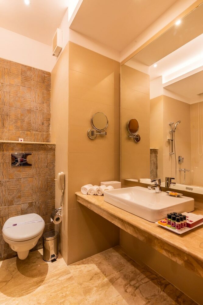 Hotel Divine Clarks Inn Suites