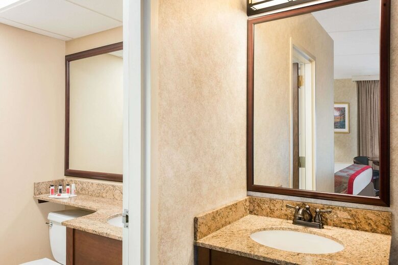 Hotel Ramada Plaza By Wyndham Portland