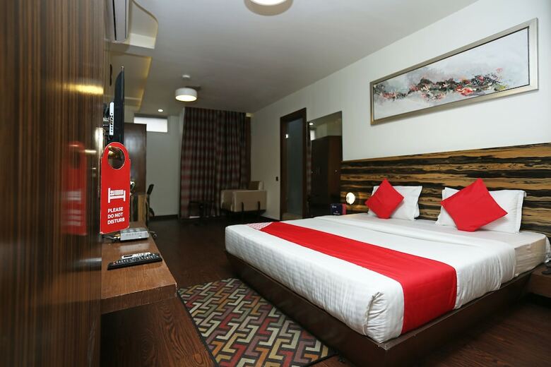Oyo 8183 Hotel Sandal Wood