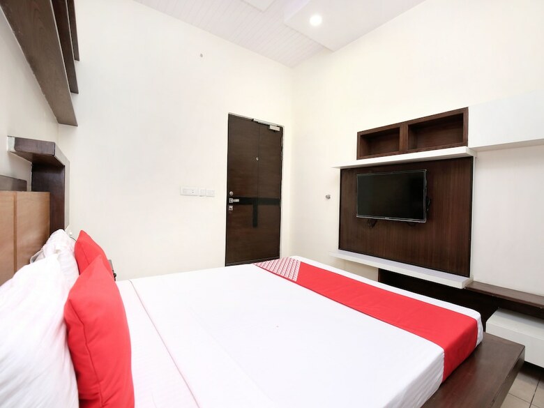Oyo 16827 Hotel Grand M Lajjo