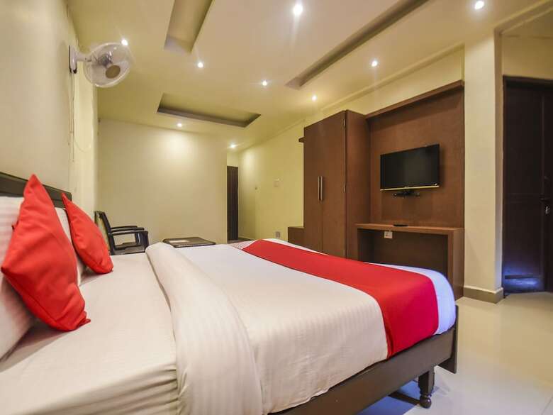 Hotel Oyo 7905 Holiday Inn