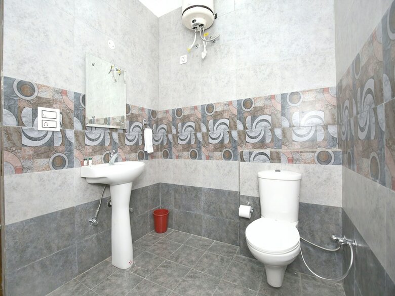 Oyo 16443 Hotel Jb