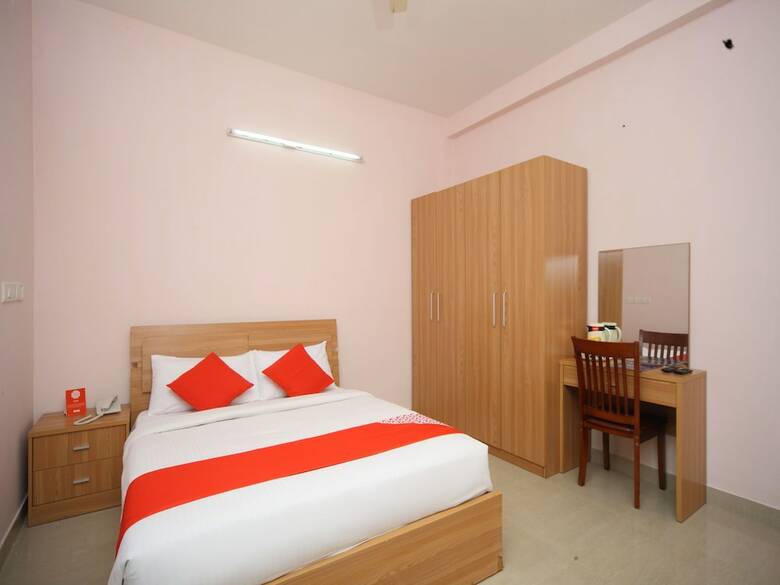 Hotel Oyo 15517 Kms House