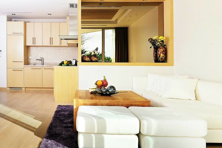 Aparthotel Beachfront Phuket Seaview Suites