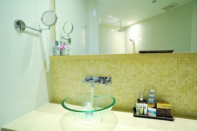 Aparthotel Beachfront Phuket Seaview Suites