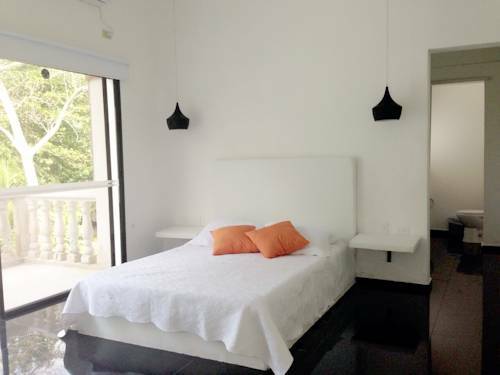 Hostal Casa De Las Flores Tropical Lodge