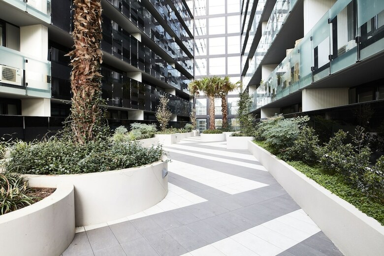 Sleek Arthouse Apartment With Pool Close To City