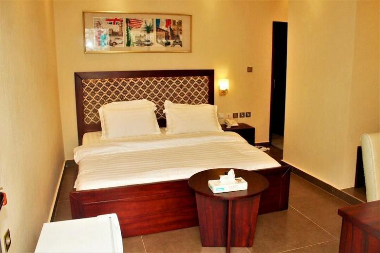 Hotel Four Season Guesthouse