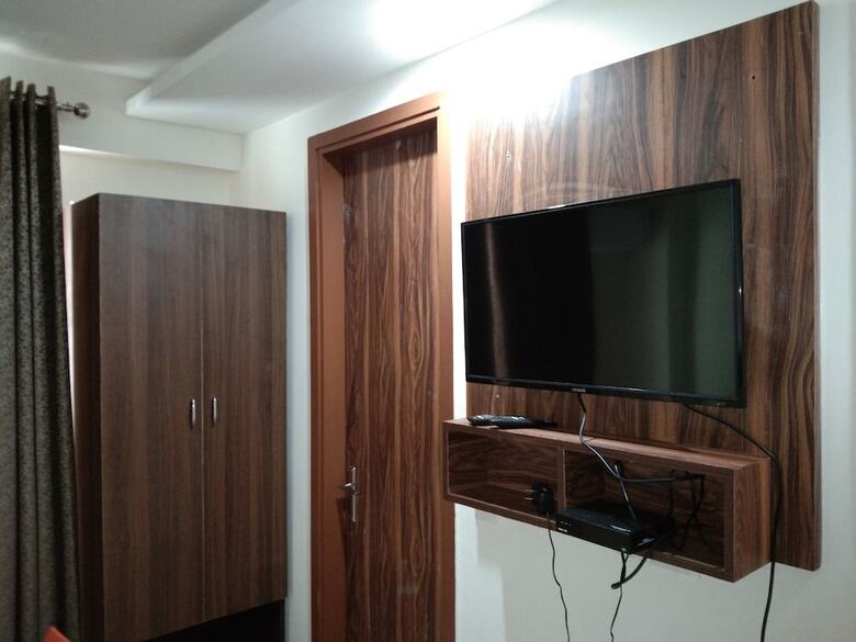 Corooms Sanvi Hotels Unitech Cyber Park